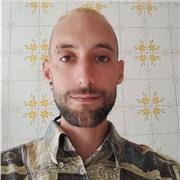 Profesor, titulado en Física, imparte clases de materias relacionadas como Matemáticas o Química, con inglés científico incluido.